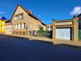 Straßenansicht mit Garage_8
