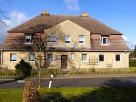 Bauernhaus auf großem Grundstück