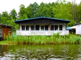 gepflegtes Bootshaus am Mirower Kanal