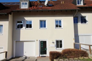 Außenansicht Eingang und Garage