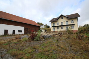 Außenansicht Haus und Stallgebäude