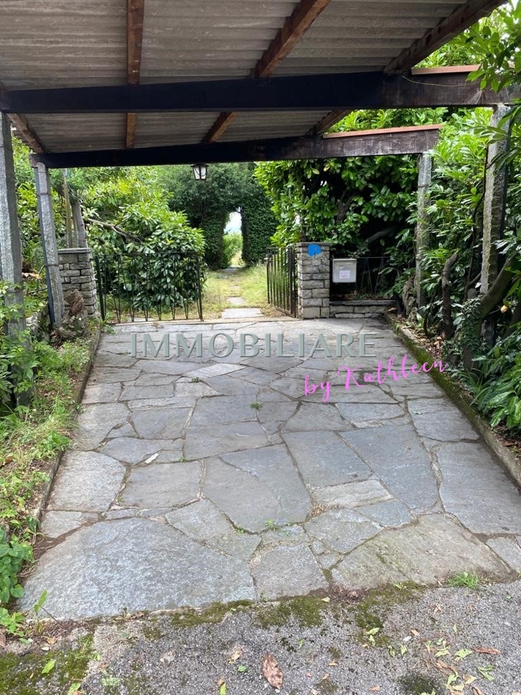 Carport vor der Grundstückseinfahrt 2