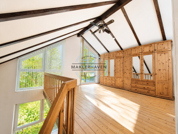 Helles, luftiges Loft mit Holzdetails