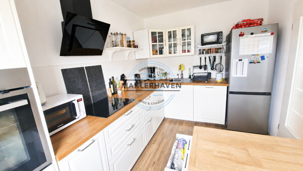 Helle, moderne Küche mit Holzdetails
