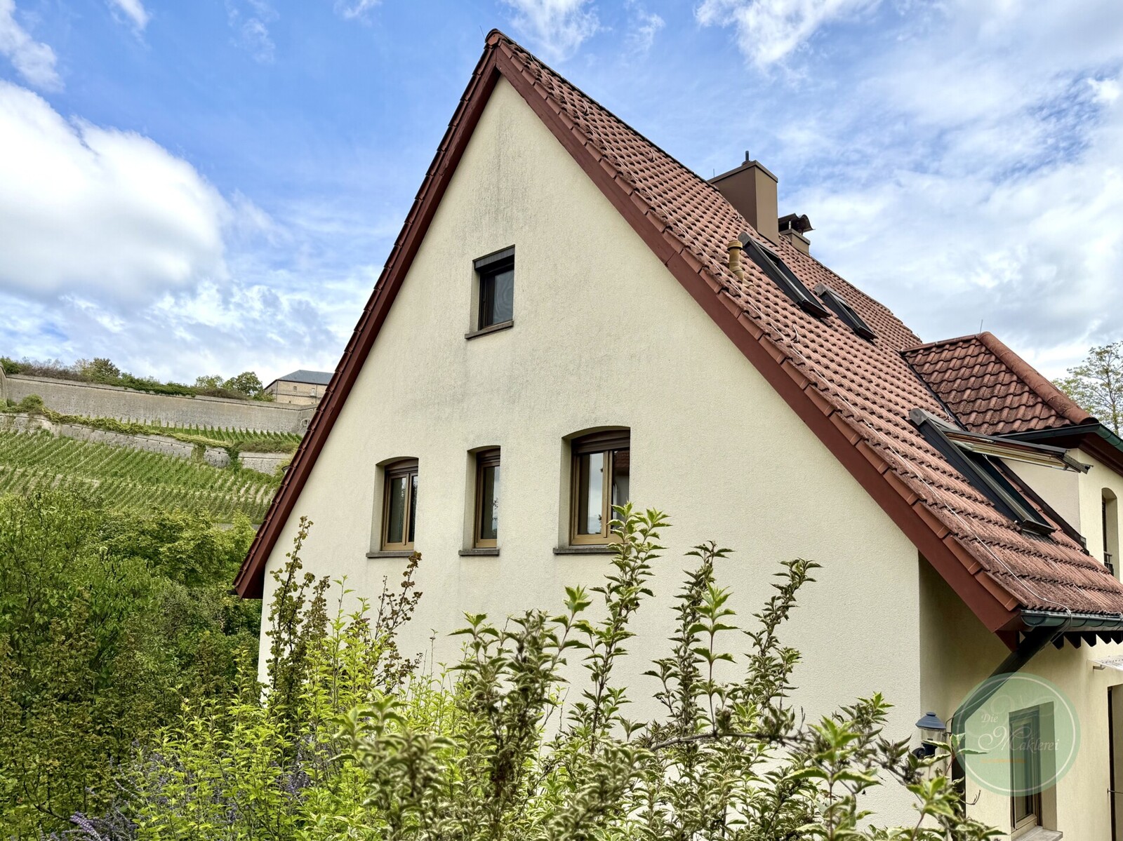 ** BESTE Lage & BEST View ** Anwesen vis a`vis Festung Marienberg ** 7,5 Zi. + 2 Zi. ** 2 Garagen **