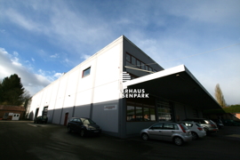 Halle Front 02
