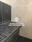 Sitzen in der Dampfdusche DG
