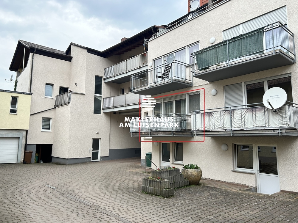 Südwestseite mit Einfahrt