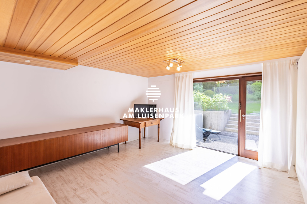 UG vorhandene Schwimmbadgrube unter Boden