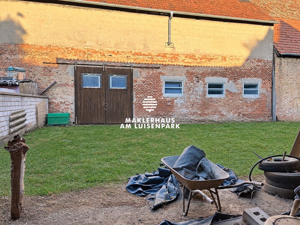 Rückansicht Halle aus OPTIONALEM GARTEN FOTOGRAFIERT. Das Tor steht aktuell vor der hochgemauerten Wand