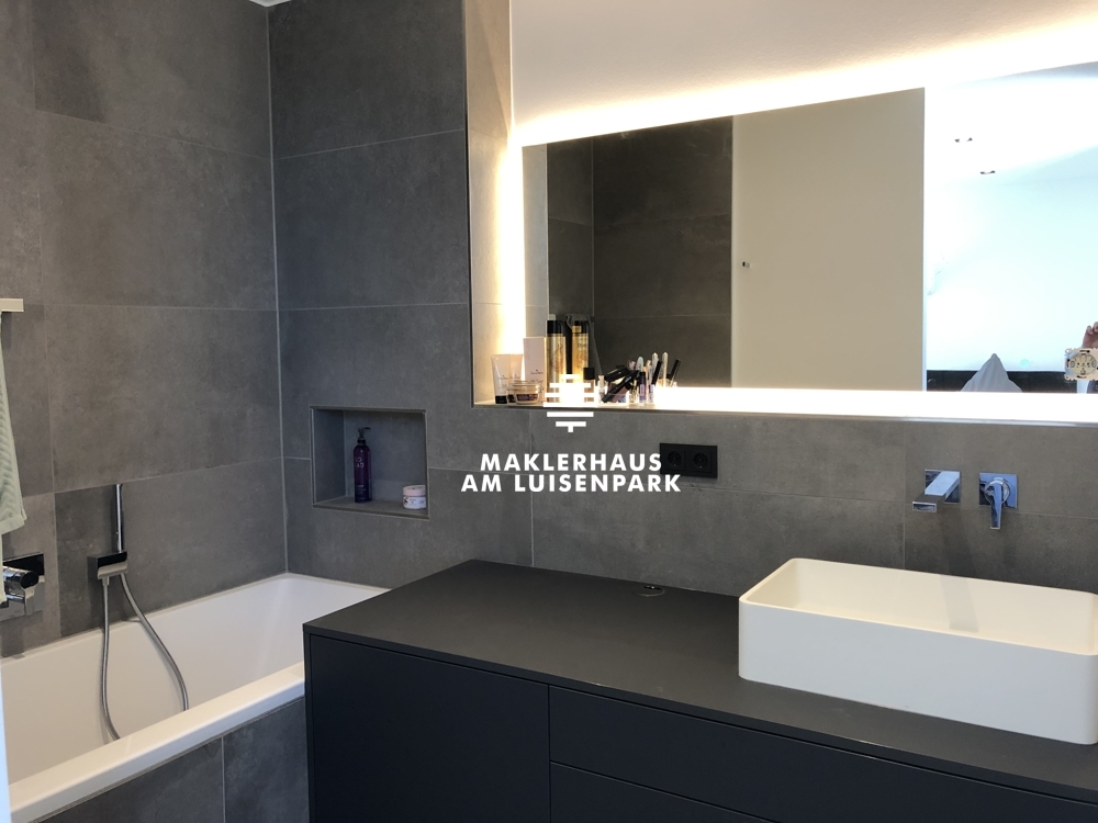 Bad mit Badewanne