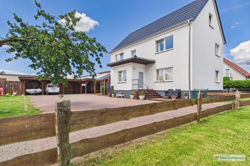 Objektfassade und Carport