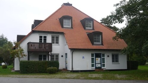 Gebäudeansicht mit Wohnungseingang.png