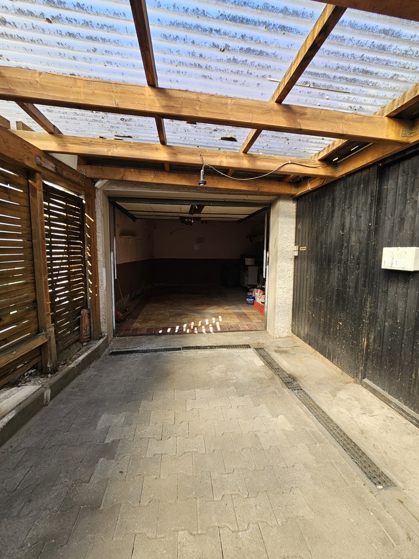 Zufahrt Garage mit Überdachung
