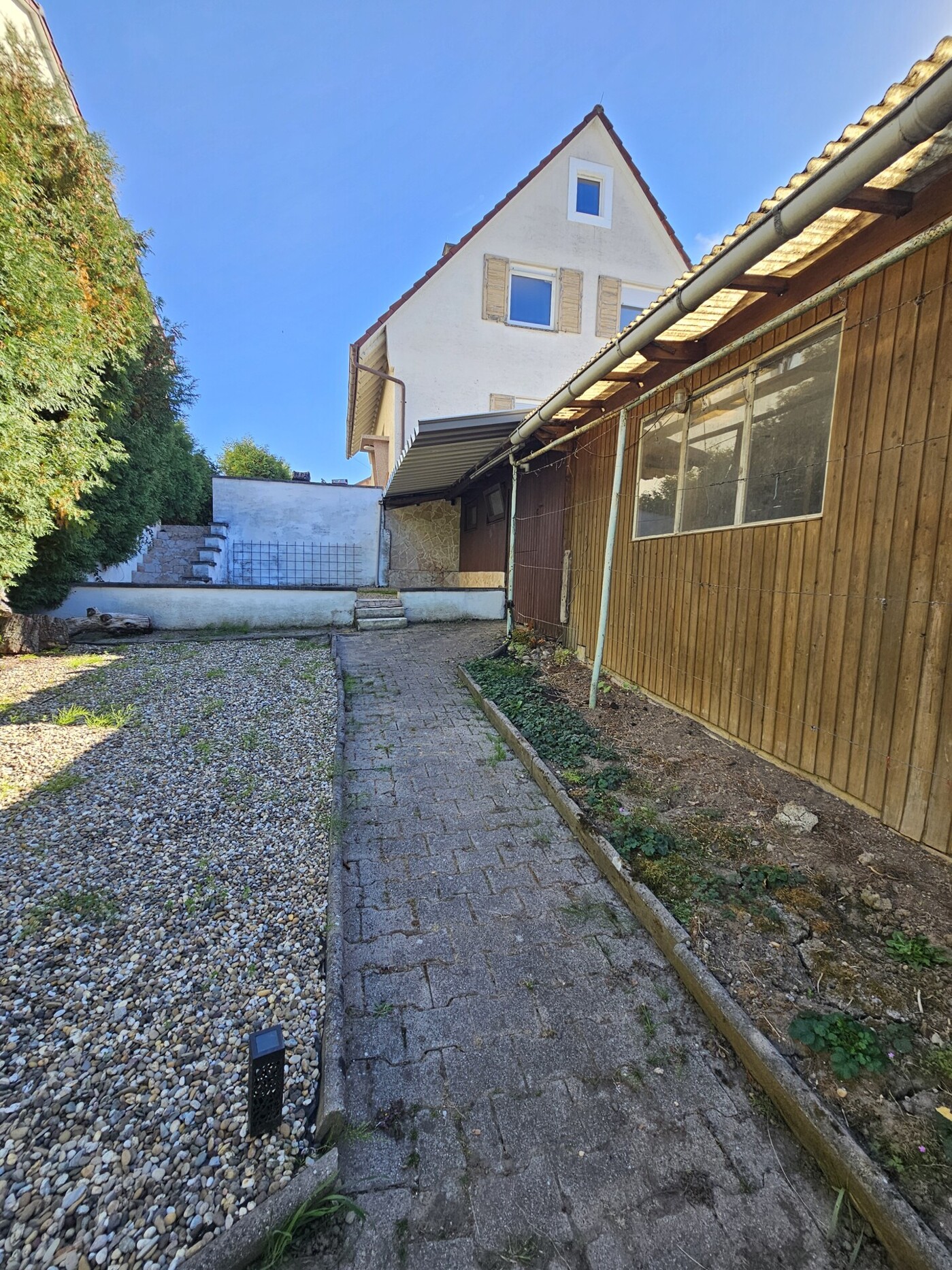 Blick vom Garten zum Haus
