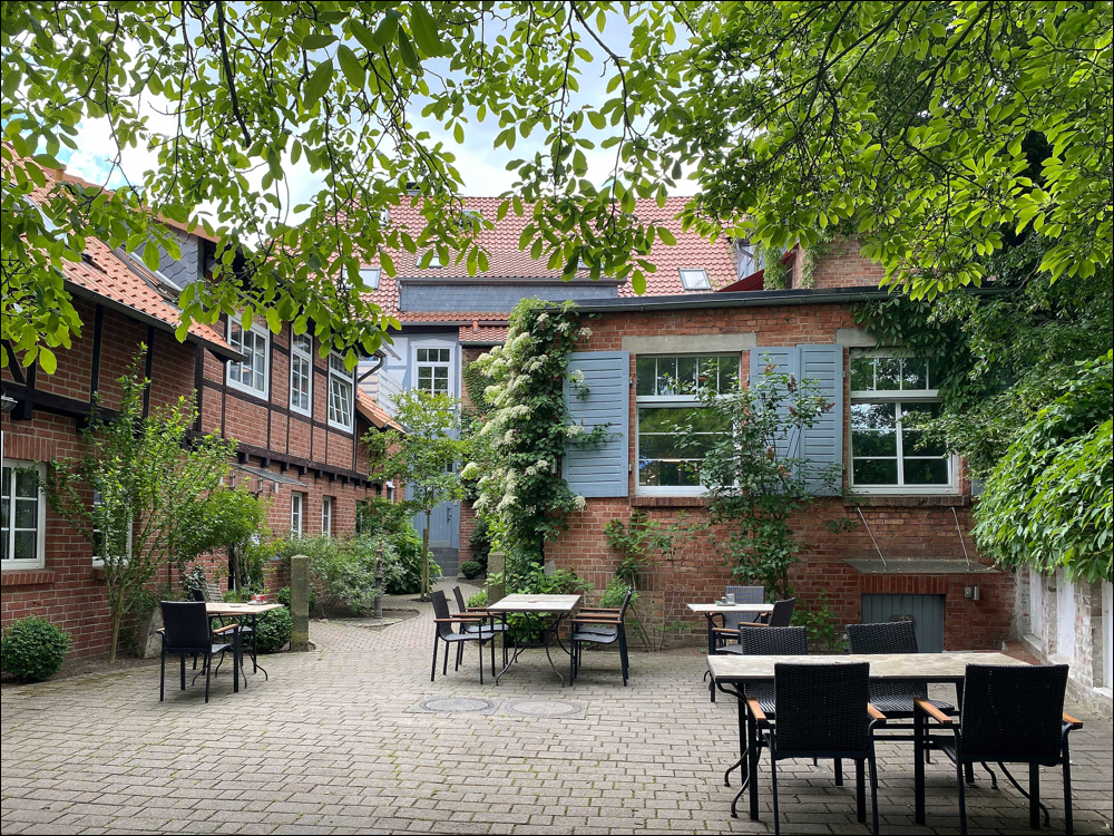 Innenhof mit Gartenrestaurant