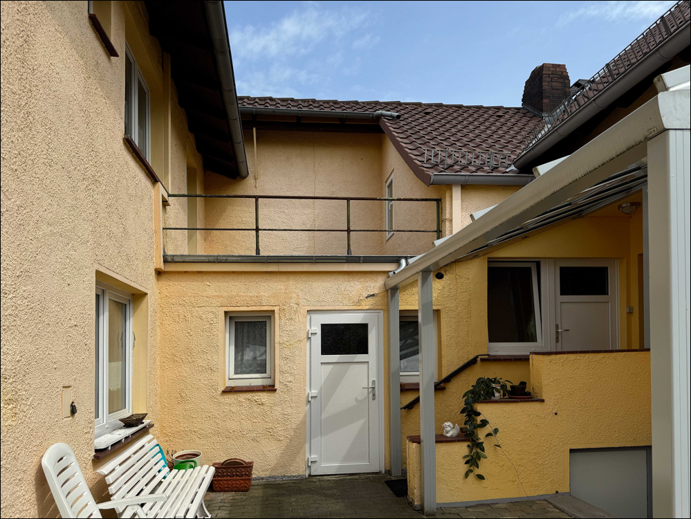 Innenhof mit Blick zur Terrasse im Obergeschoss