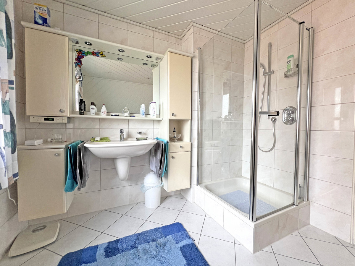 Bad mit Wanne und Dusche DG