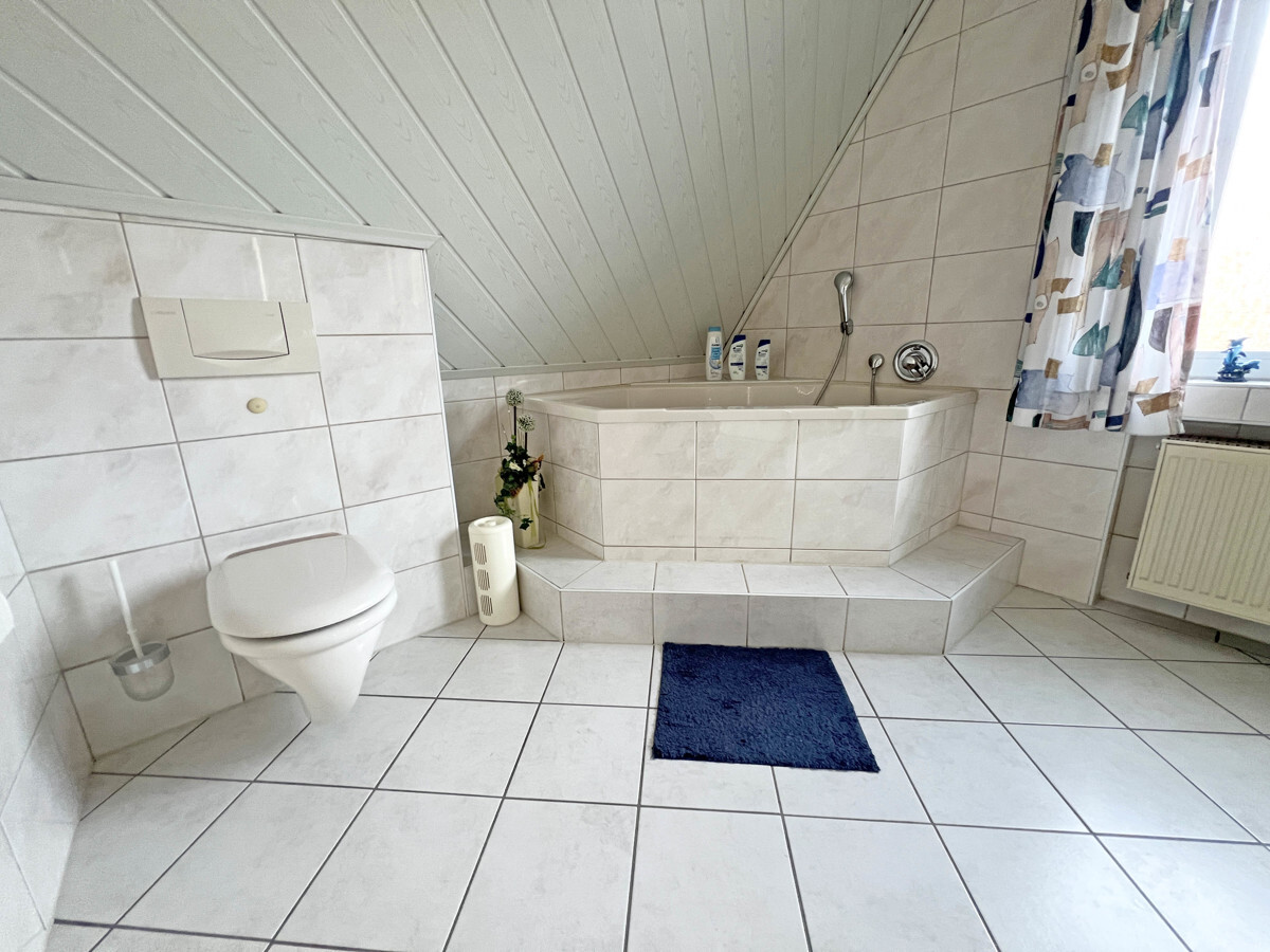 Bad mit Wanne und Dusche DG