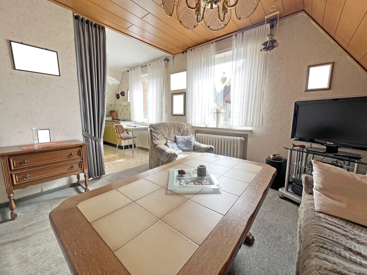 Wohnzimmer mit Blick in die Küche DG