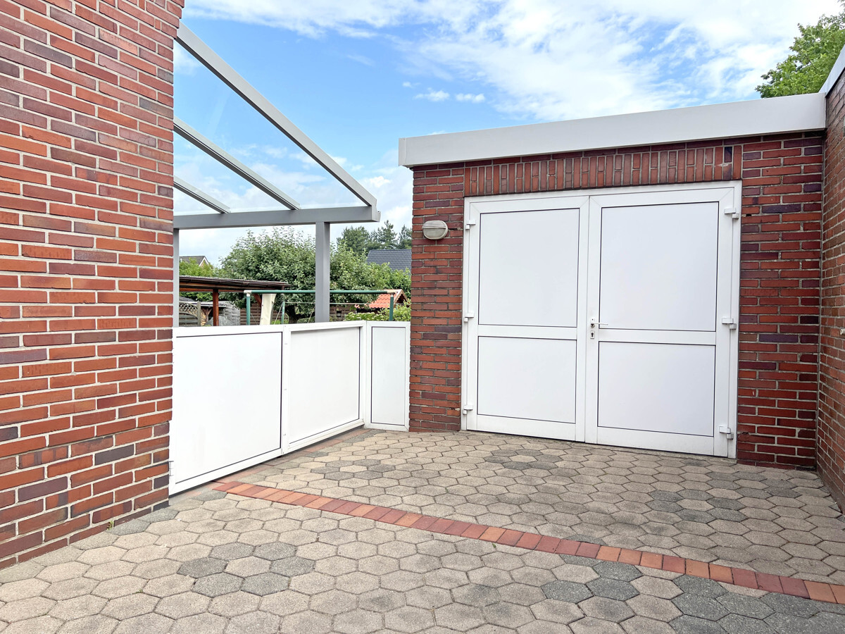 Garage auf der rechten Seite mit Zugang zum Garten