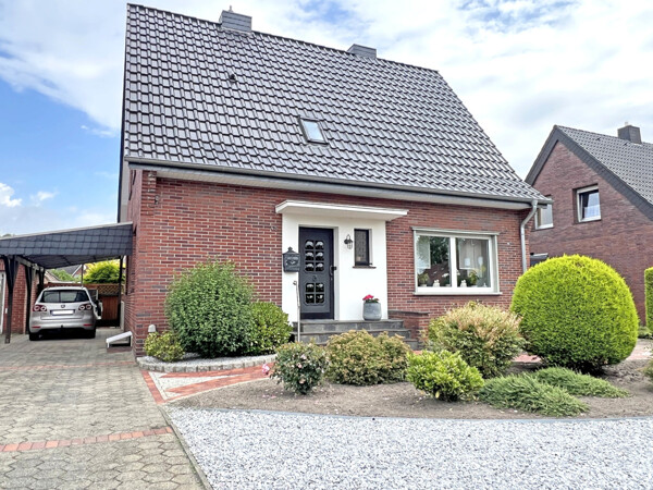 Straßenansicht mit Carport auf der linken Seite