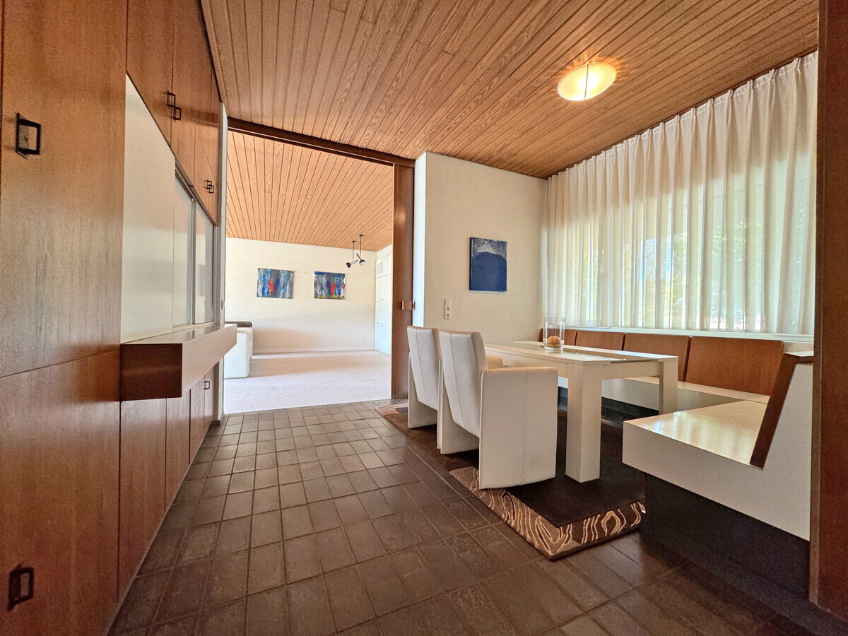 Esszimmer mit Blick zur Küche und Wohnzimmer