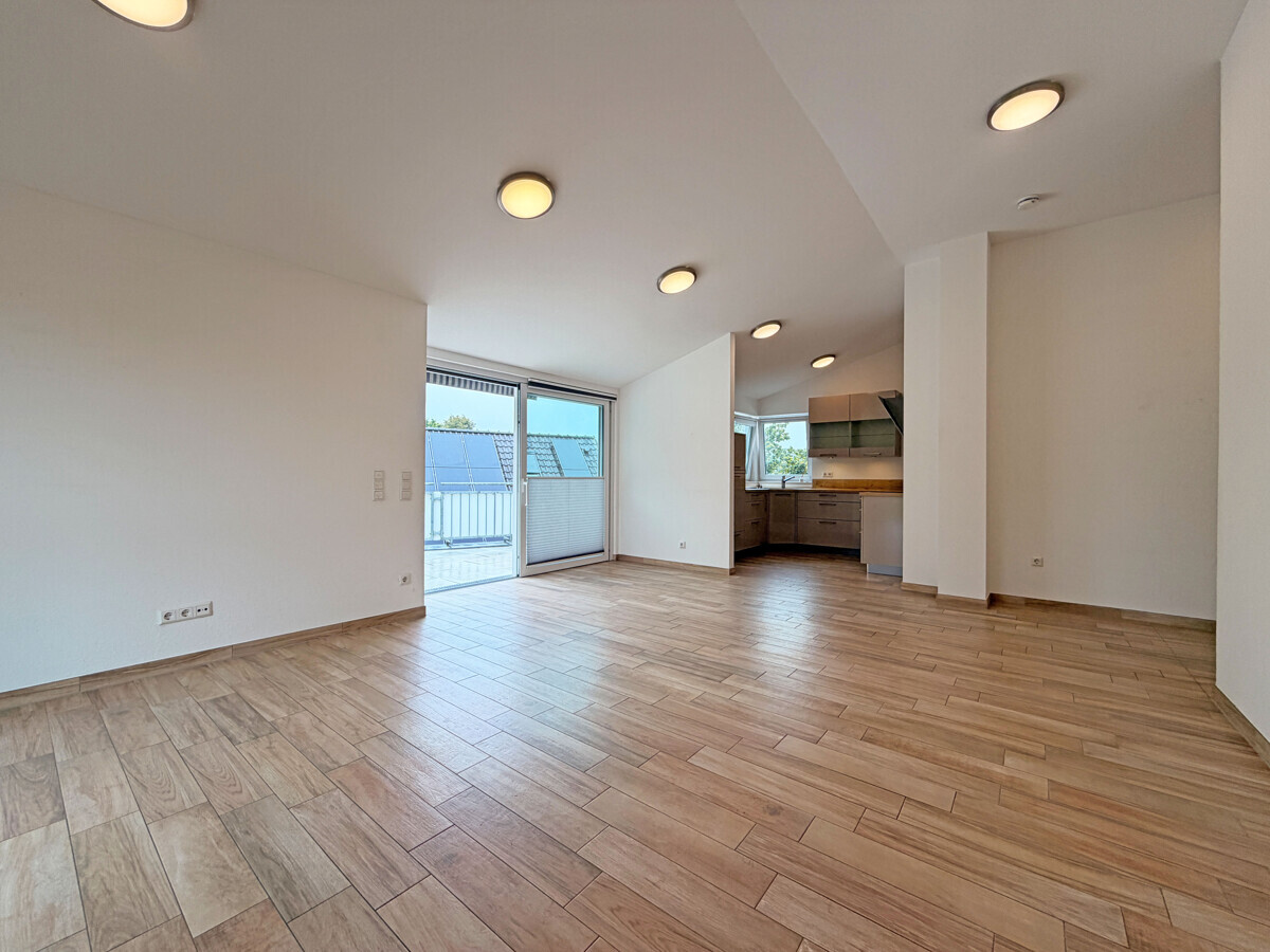 Wohn- Esszimmer mit Blick auf die Küche