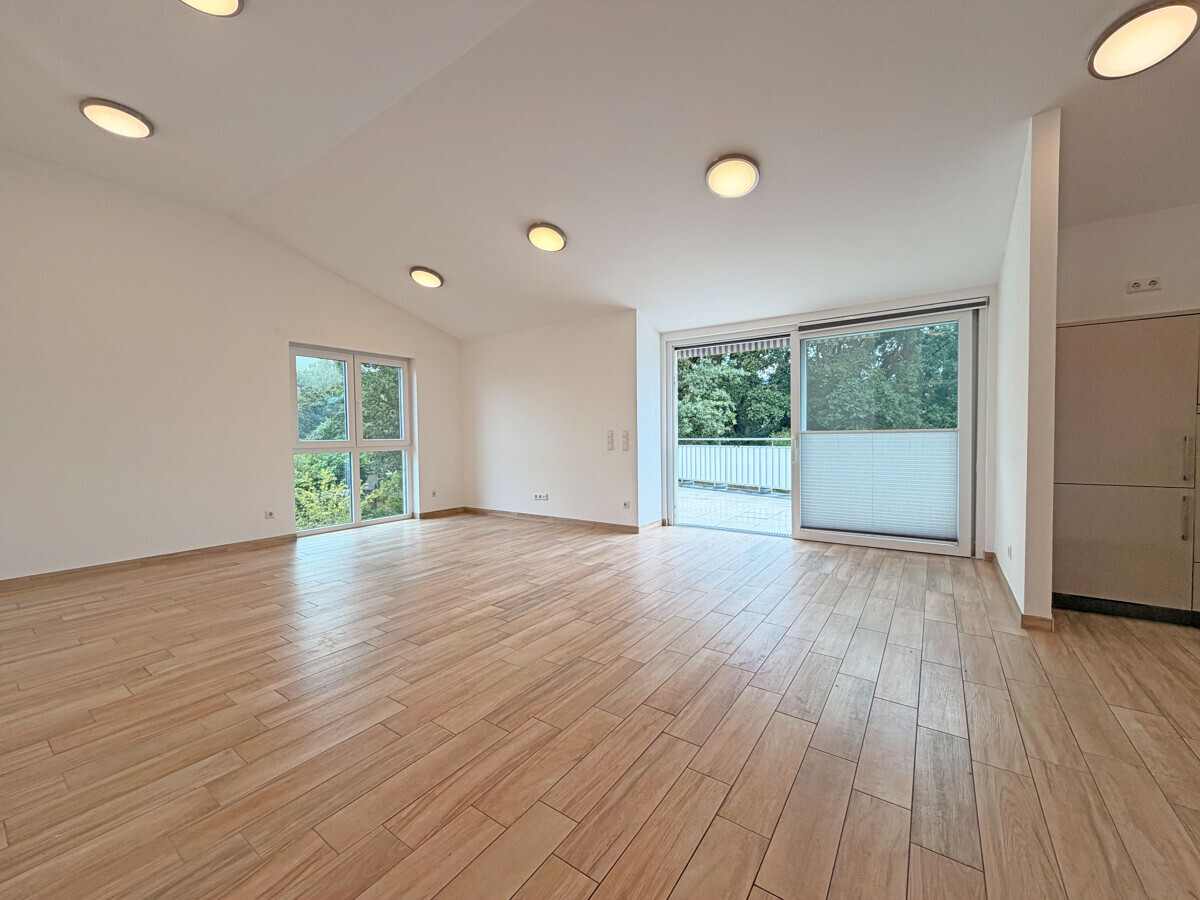 Wohn- Esszimmer mit Zugang zum Balkon