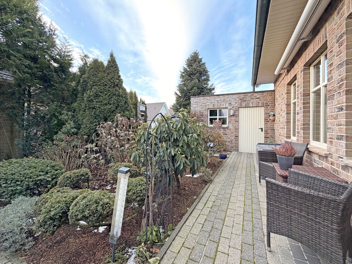 Garten mit Weg zur Garage