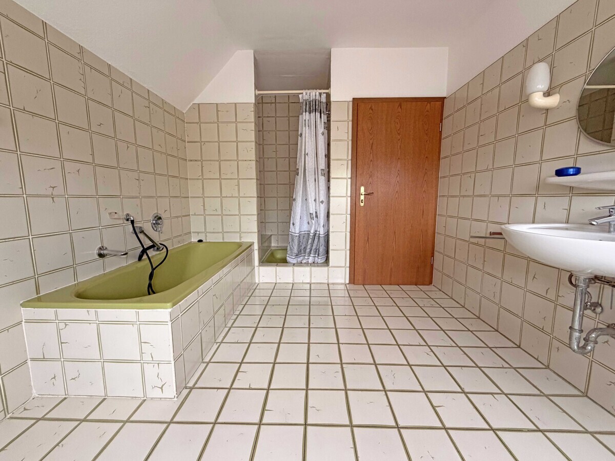 Bad DG mit Wanne und Dusche