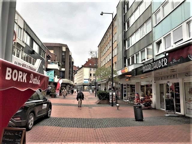 Außenansicht Wohn- und Geschäftshaus Umgebung