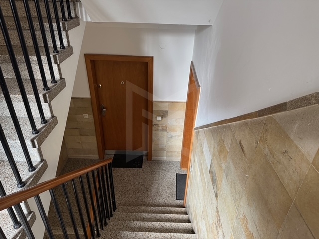 Innenansicht Treppenaufgang Wohn- und Geschäftshaus Köln