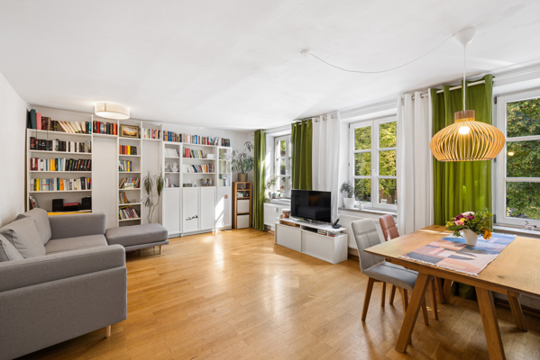 Großes, helles Wohnzimmer