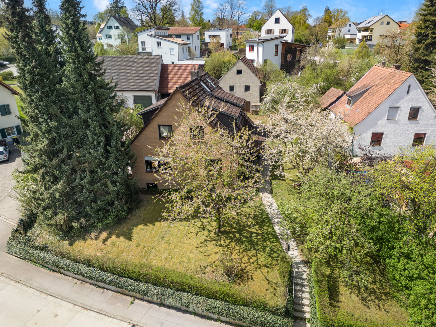 Hausansicht mit Garten