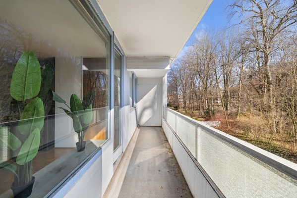 Großer Balkon mit Blick ins Grüne