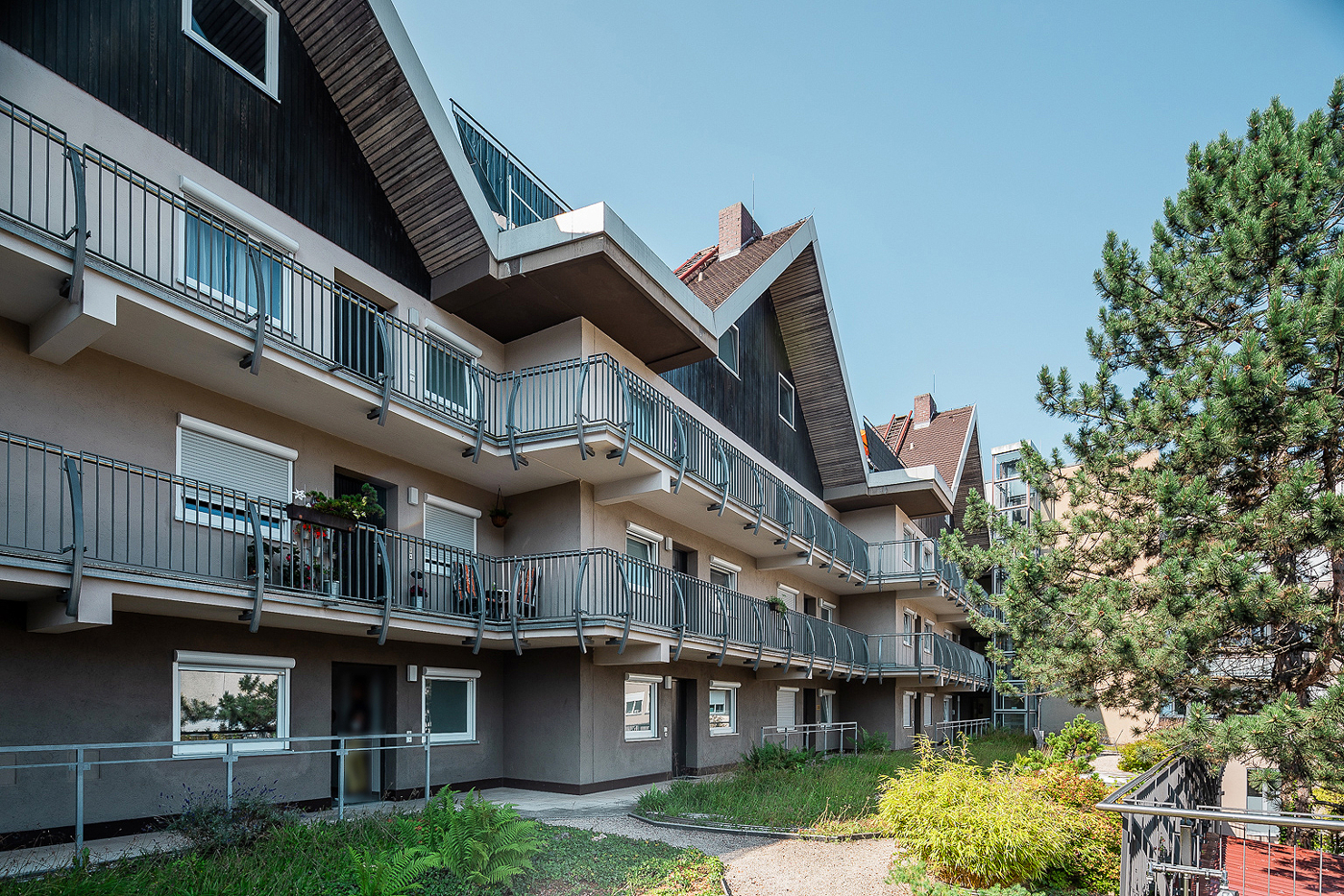 Hausansicht mit Labengängen