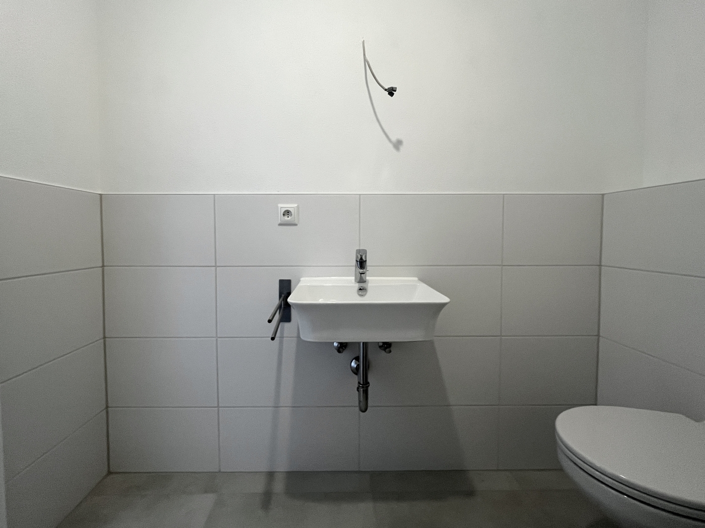 Waschbecken mit Stell- und Hängefläche