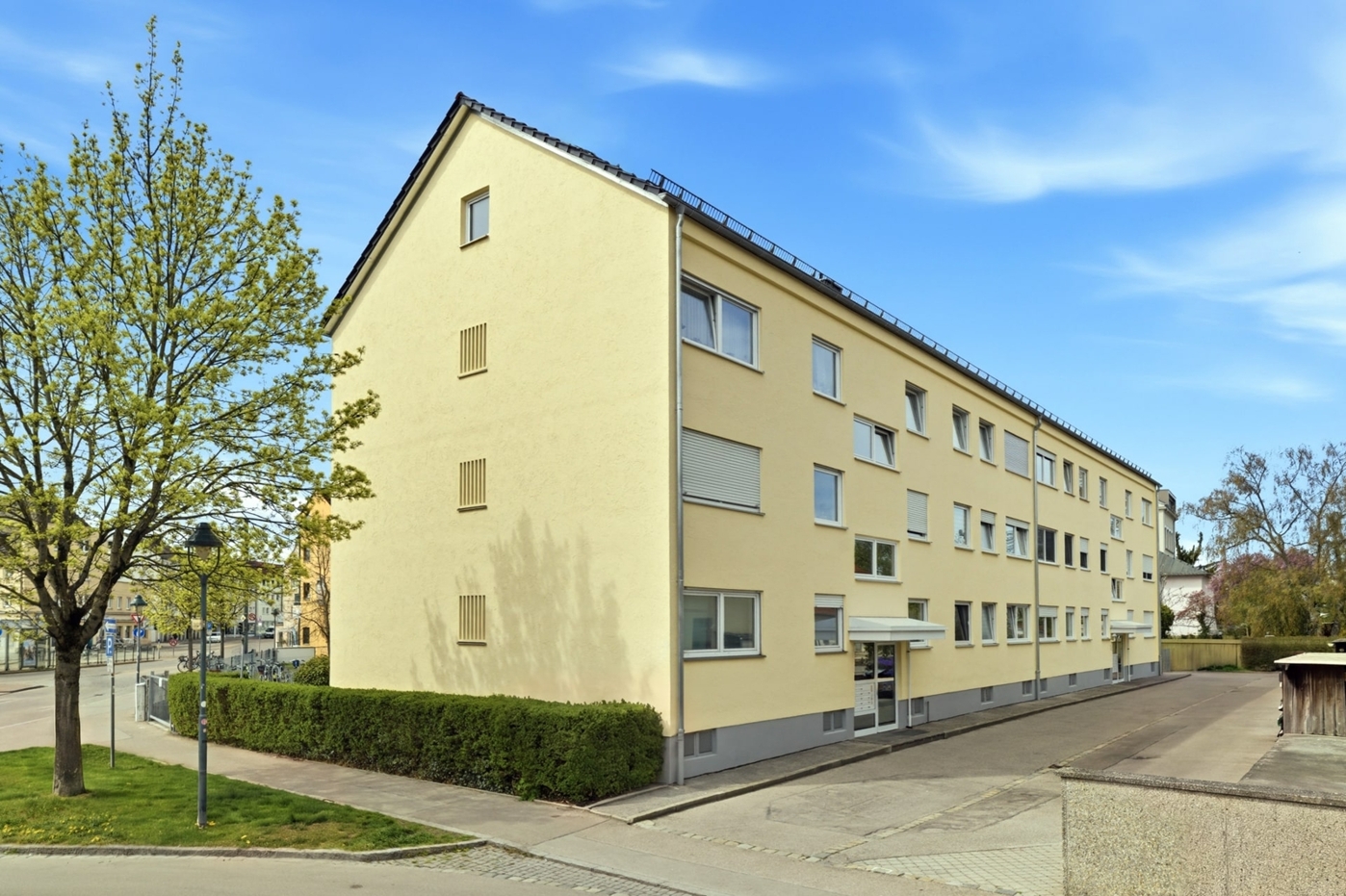 Hausansicht mit Stellplätzen