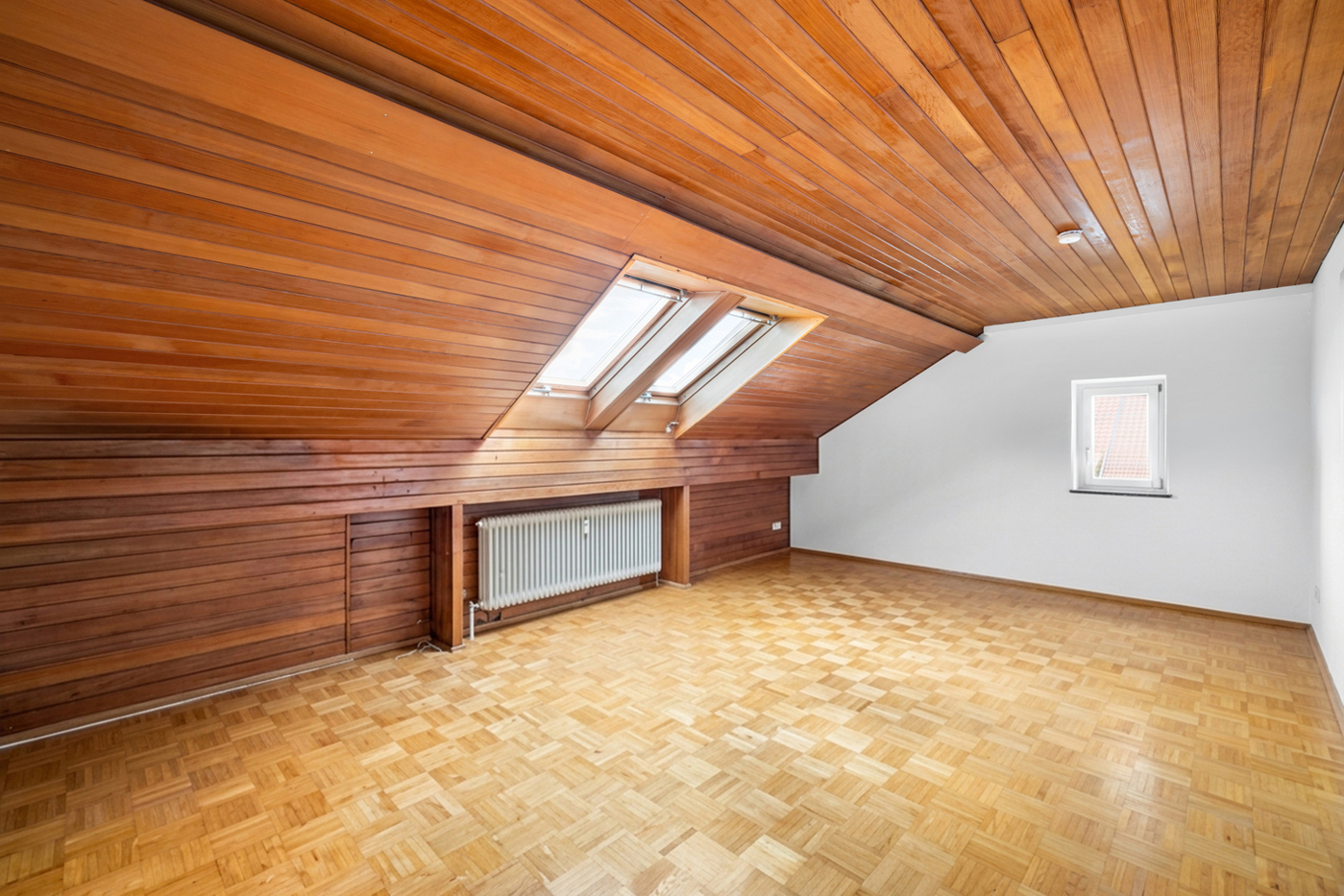Großes Dachzimmer - unmöbliert