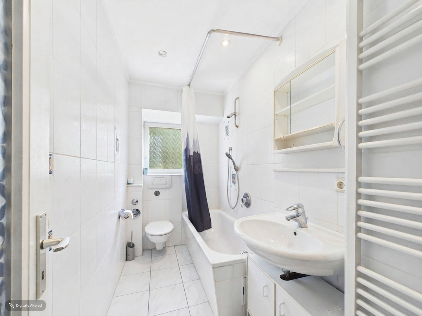 Bad mit Wanne - mit KI leergeräumt