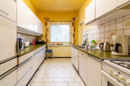 Separat, hell und ausreichend Platz: Hier passt eine große, moderne Küchenzeile hin!