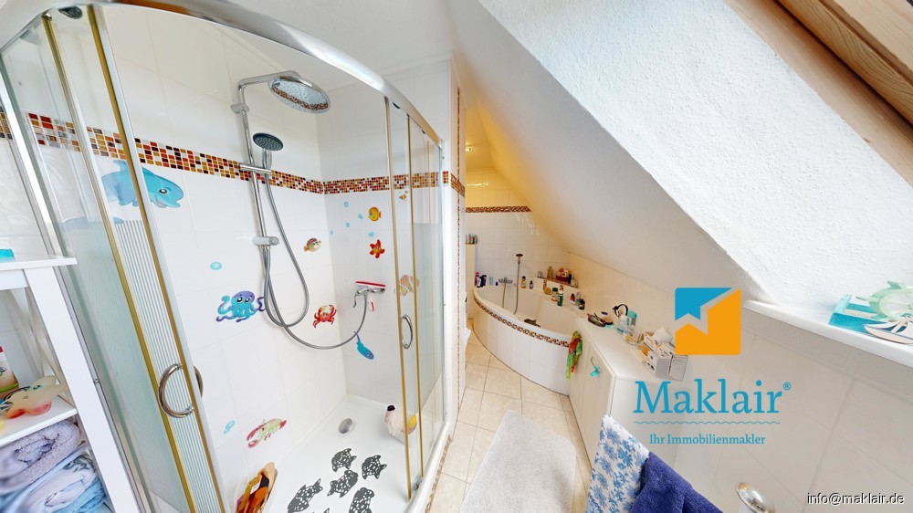 Bad mit Dusche und Wanne