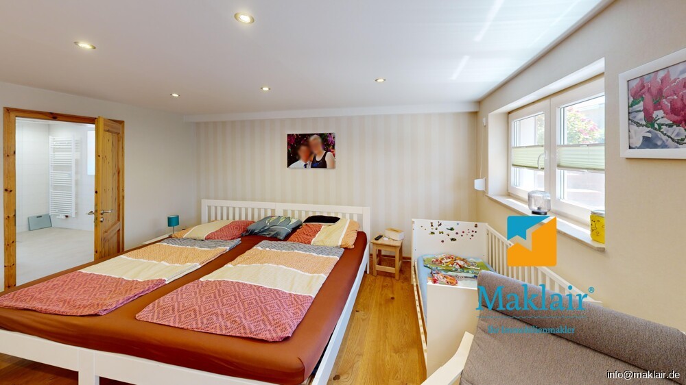 Elternschlafzimmer mit Zugang zum Duschbad