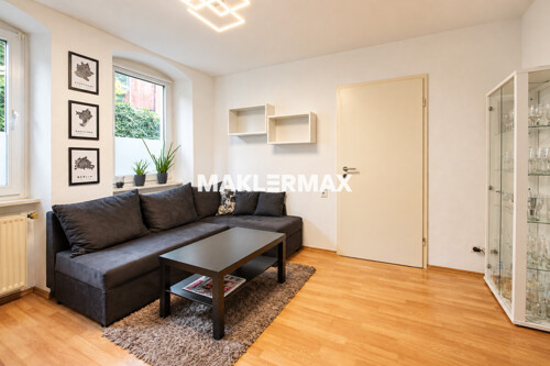 Modernes Wohnzimmer mit Stadtprints