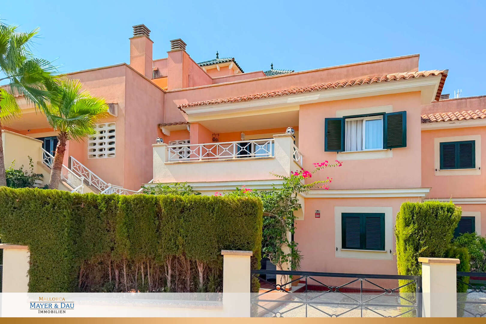 Piso adaptado para personas con movilidad reducida con plaza de aparcamiento en una urbanización de estilo mediterráneo con piscina comunitaria. Ref. 10165