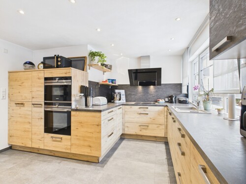 Moderne Küche mit Einbaugeräten