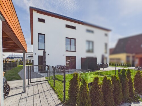 Ansicht DHH mit Garten/Carport