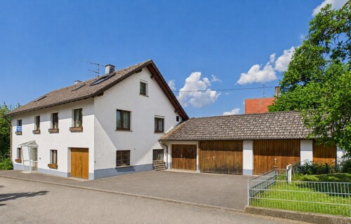 Ansicht mit Garagen