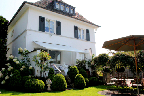 Rückansicht mit Terrasse